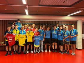 Trikottausch mit den schwedischen Gastgebern